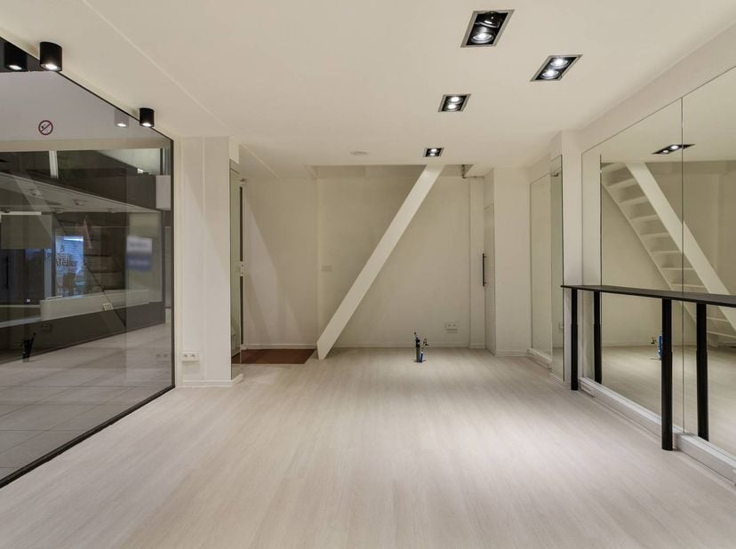 La propriété commerciale d'environ 54 m² se compose de 2 étages d'environ 27 m² chacun et est entièrement prête à emménager. <br />
<br />
Grâce à son