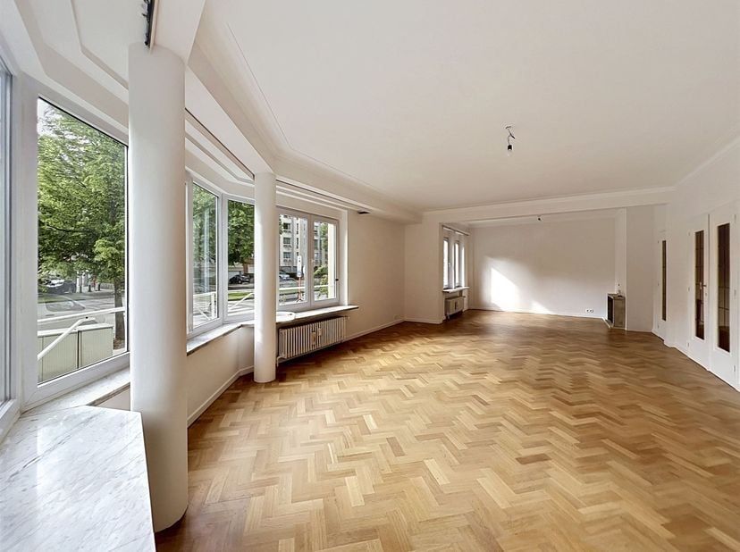 Quartier Joséphine-Charlotte - EIB presenteert een prachtig appartement van +/-120m², als volgt samengesteld: Op de eerste verdieping; een inkomhal me