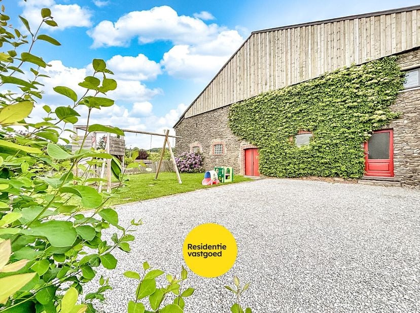 Welkom bij deze charmante hoeve in Odrimont, gelegen in een idyllisch stukje Ardennen waar rust en natuur de hoofdrol spelen. Omgeven door bossen, uit