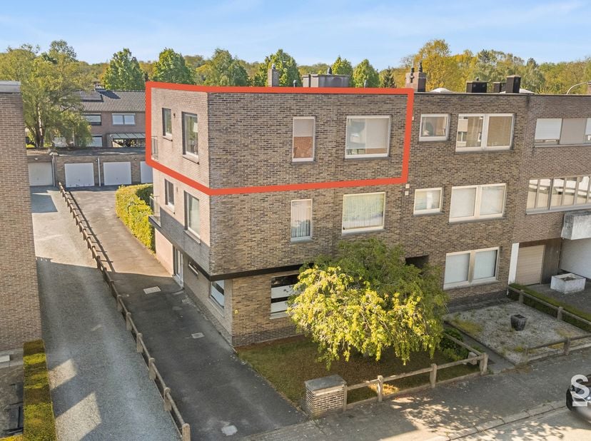 Aan de rand van Gent, op slechts 15 minuten rijden van het centrum en zeer vlot bereikbaar, vinden we dit op te frissen appartement terug.