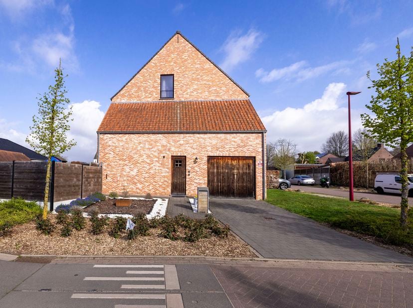 Instapklare en energiezuinige gezinswoning (EPC A) met zonnepanelen, airco en afgewerkte zolder, gelegen in een rustige straat op wandelafstand van ce