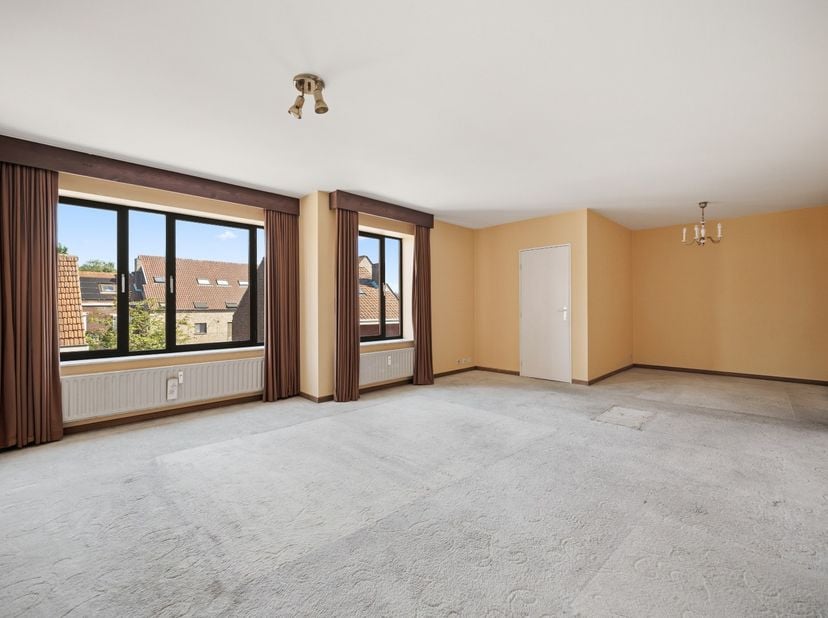 Dit appartement is zeer goed gelegen in het centrum van Tienen. Makkelijk bereikbaar via E40, kortbij bushalte en treinstation. Het appartement bevind