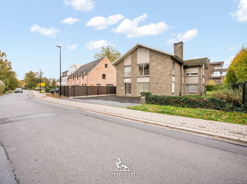 Bénéficiant d'un emplacement extrêmement privilégié à Waregem, cette majestueuse villa située sur un terrain de 1 100 m² représente une opportunité ra