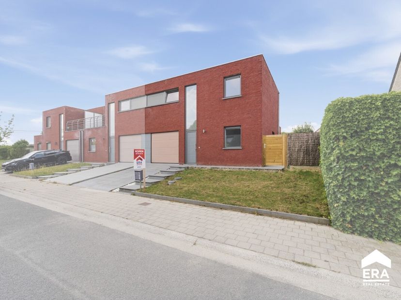 Op zoek naar een moderne, energiezuinige gezinswoning waar u zo uw intrek kan nemen? Dan is deze halfopen bebouwing in Moorslede (Dadizele) precies wa