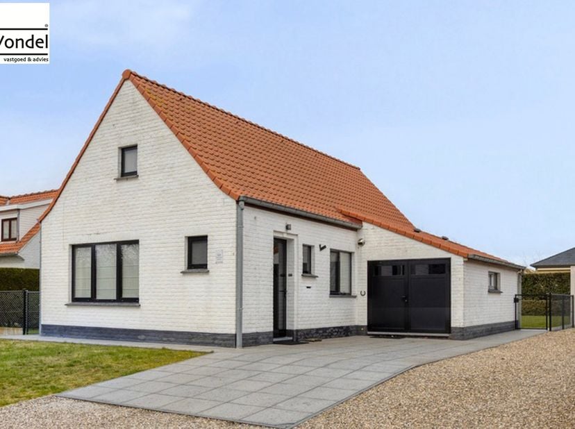 Bienvenue à la Villa Karin, une charmante maison entièrement prête à emménager, située sur un vaste terrain de 994 m². Cette propriété a été entièreme