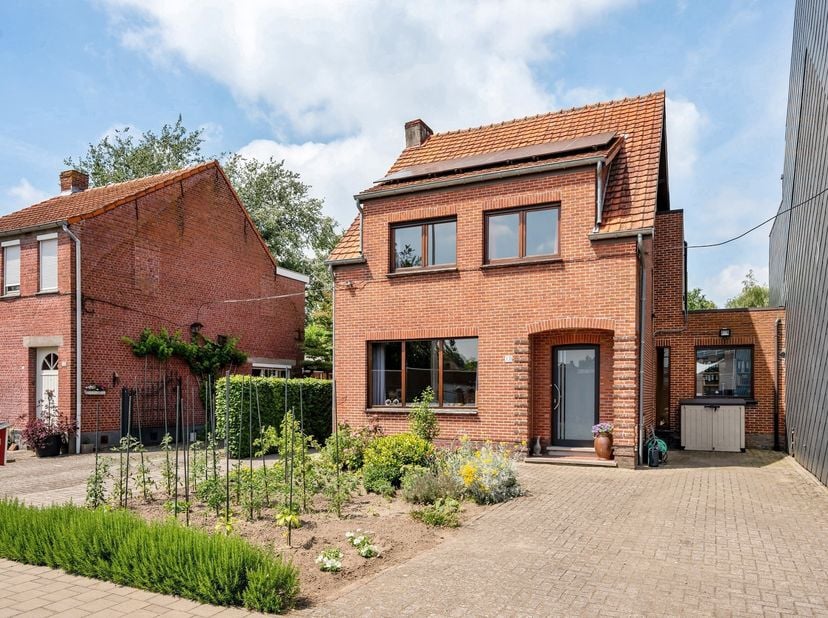Ruime gezinswoning met 4 slaapkamers, veranda en zonnige tuin nabij scholen, winkels en station te Kalmthout<br />
Deze verzorgde gezinswoning  combin