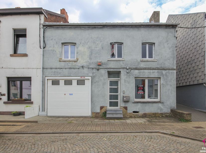 Charmante maison 3 façades, récemment rénovée.<br />
<br />
Ce bien, d’une superficie avoisinant les 200m², dispose d’un salon avec feu ouvert, d’un