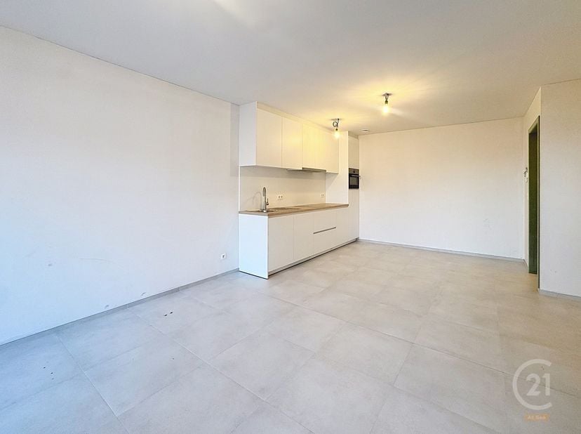 Dit nieuwbouwappartement is gelegen op de eerste verdieping van Residentie Ribera, een kleinschalige residentie langs de Oostendelaan te Middelkerke.