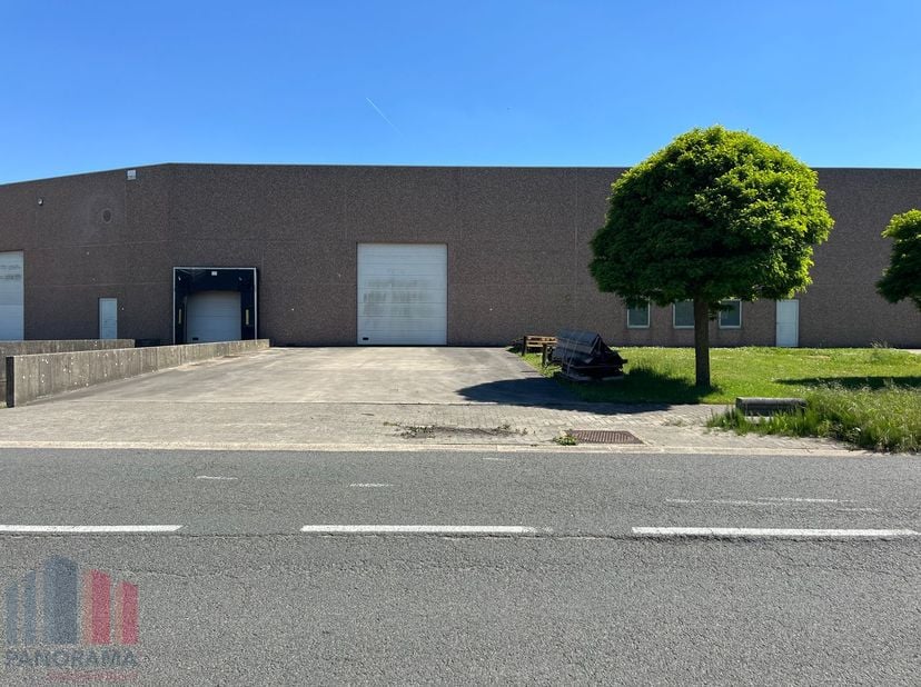 Uitstekend gelegen magazijn te koop in Temse. Het bedrijfsgebouw bevindt zich op een toplocatie, vlak aan de N16 en op amper 5 minuten van de E17 (op-