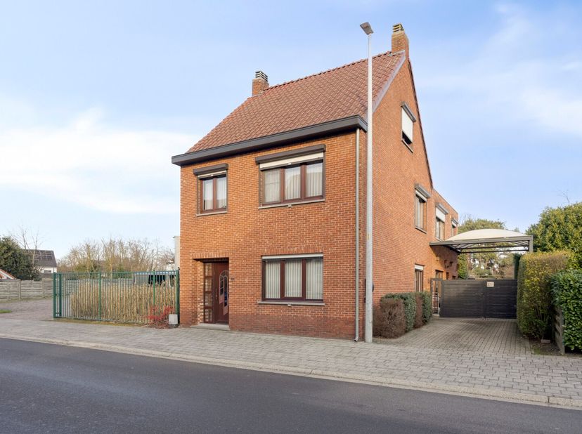 Deze woning is rustig en centraal gelegen in Mol-Millegem en biedt een vlotte verbinding met het centrum, omliggende gehuchten en gemeenten, evenals m