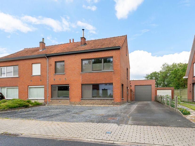 Op zoek naar ruimte, comfort én mogelijkheden? Deze instapklare halfopen woning is gelegen op een prachtig perceel van maar liefst 1.223 m² en biedt v