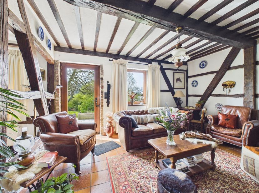 Lagence immobilière ERA B-LUX a le plaisir de vous présenter un bien unique situé dans le village de Werpin (Hotton). Cette fermette du XVIIIe siècle