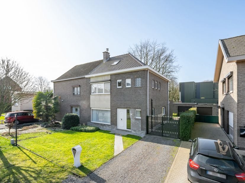 Op een steenworp van centrum Gent situeert zich deze halfopen woning. De locatie kenmerkt zich door bijzondere rust en snelle toegang tot de stadskern