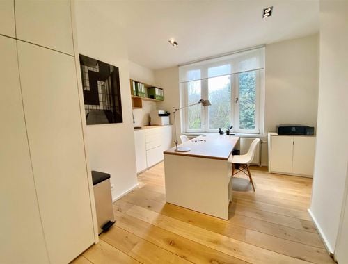                                         Bureaux à louer à Ixelles, € 500

