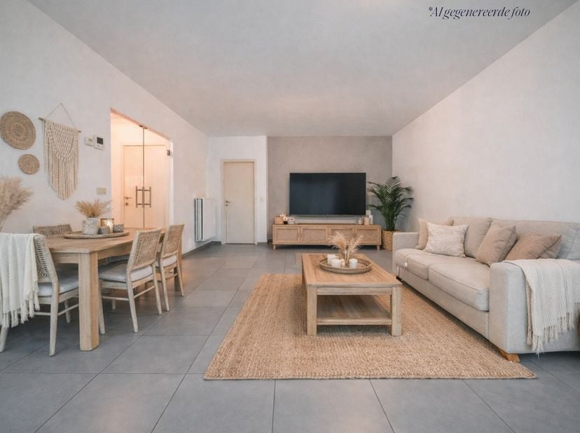 Dit instapklare tweeslaapkamerappartement, gelegen op de eerste verdieping van een kleinschalige residentie, combineert comfortabel wonen met een uite