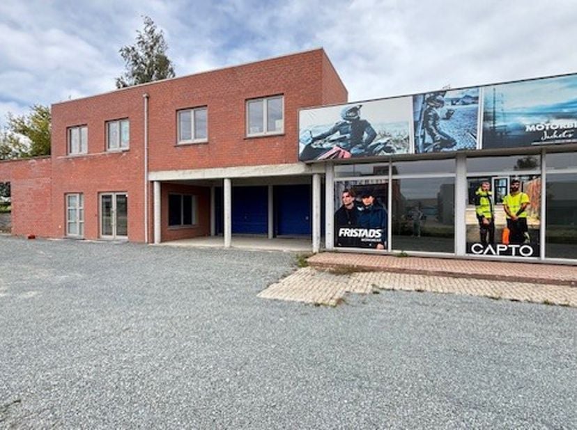 Baanwinkel 2.848m² op zichtlocatie <br />
- residentieel gelegen Baanwinkel ideaal voor Retail<br />
- nabij centrum Ninove<br />
- 4 gevel pand<br />