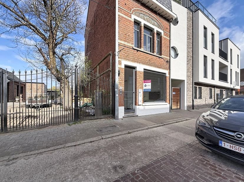 Dit appartement is gelegen op de Rozenberg te Mol op wandelafstand van winkels en het centrum.<br />
Het gebouw is onderverdeeld in 3 appartementen.<b