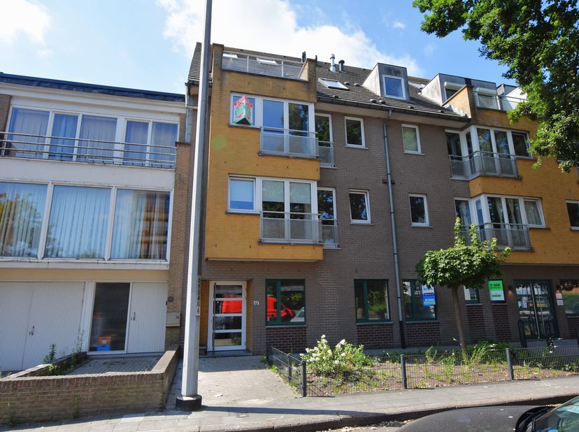 Op zoek naar comfortabel wonen op een uitstekende locatie? Dit instapklare appartement combineert ruimte, comfort en bereikbaarheid.Via de inkomhal me