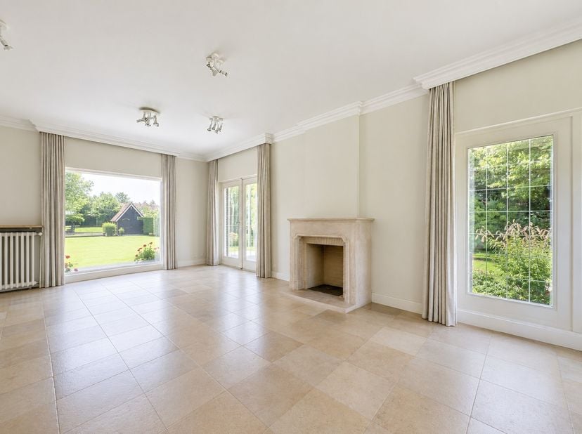 Deze charmante en zongerichte villa geniet van een bijzonder rustige ligging, op slechts enkele minuten wandelen van het centrum van Koksijde.&amp;nbsp;De
