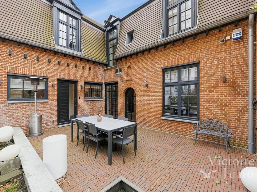 Victoire-Junot heeft het genoegen u dit charmante huis in een binnenplaats (voorheen een koetshuis) voor te stellen, dat volledig en smaakvol is geren