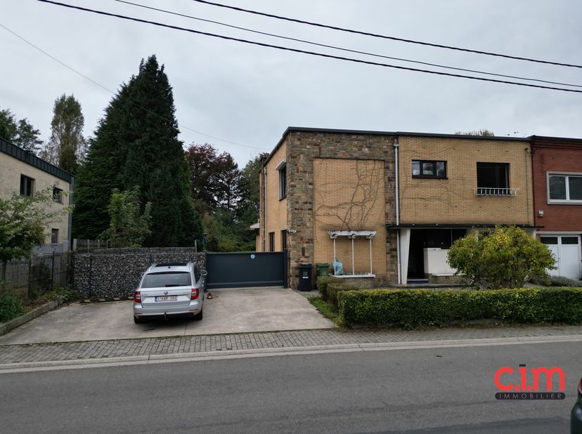 Grande maison d'habitation avec beaucoup de potentiel sur un terrain de 1.506 m² avec partie professionnelle à usage actuel de kinésithérapeute. Le re