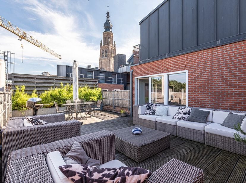 Duplexappartement met prachtig terras (50m²!) gelegen in centrum van Hoogstraten in schitterend monumentaal pand "Residentie De Rijkswacht".<br />
Ind