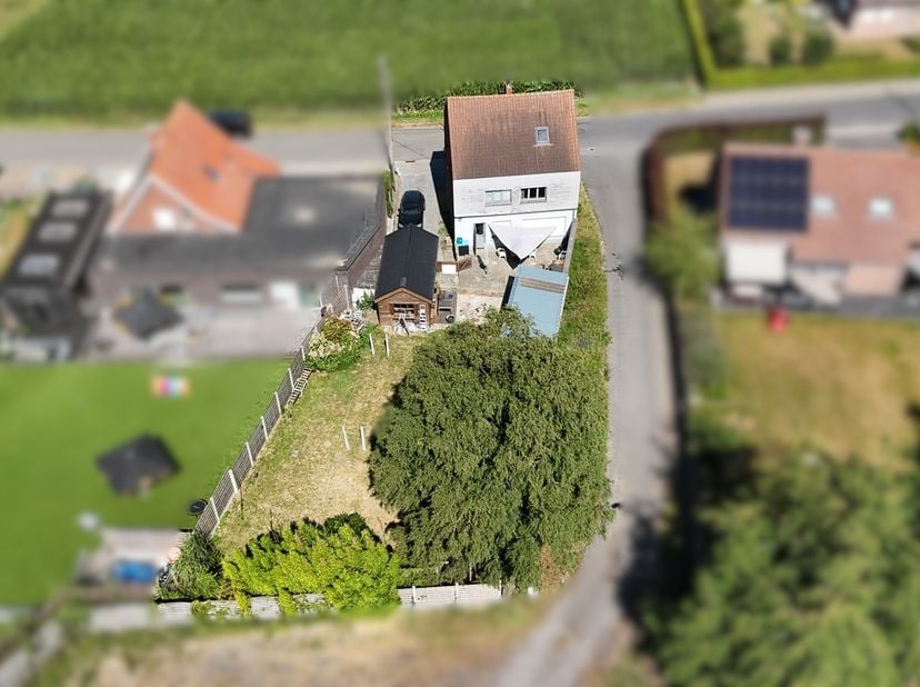 Deze eigendom bevindt zich langs de Ieperstraat in Kortemark, op slechts 2,5 km van het centrum in Kortemark én biedt u zeer vlotte verbinding naar Ho