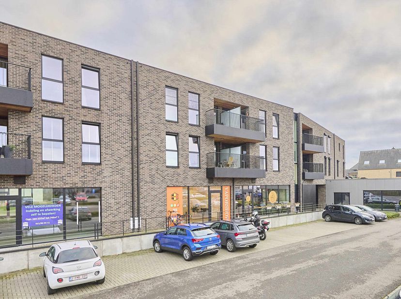 TE KOOP/TE HUUR<br />
Deze casco handelsruimte van 92m² biedt de ideale plek voor jouw kantoor of handelszaak. Voorzien van een zeer centrale ligging
