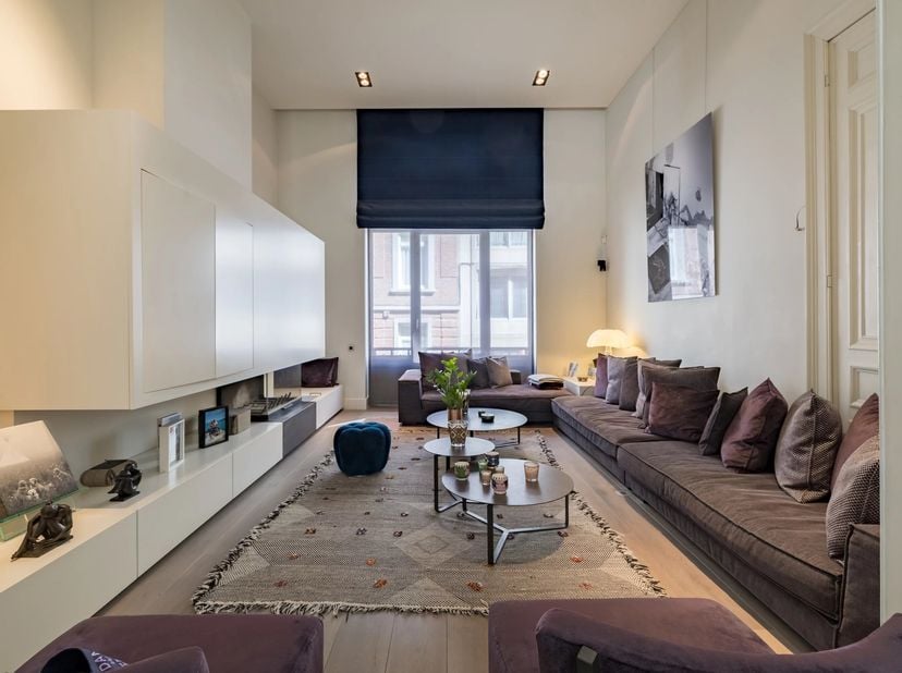 Entre la place du Châtelain et la place Stéphanie, dans lun des quartiers les plus recherchés de Bruxelles, Barnes Brussels vous invite à découvrir ce