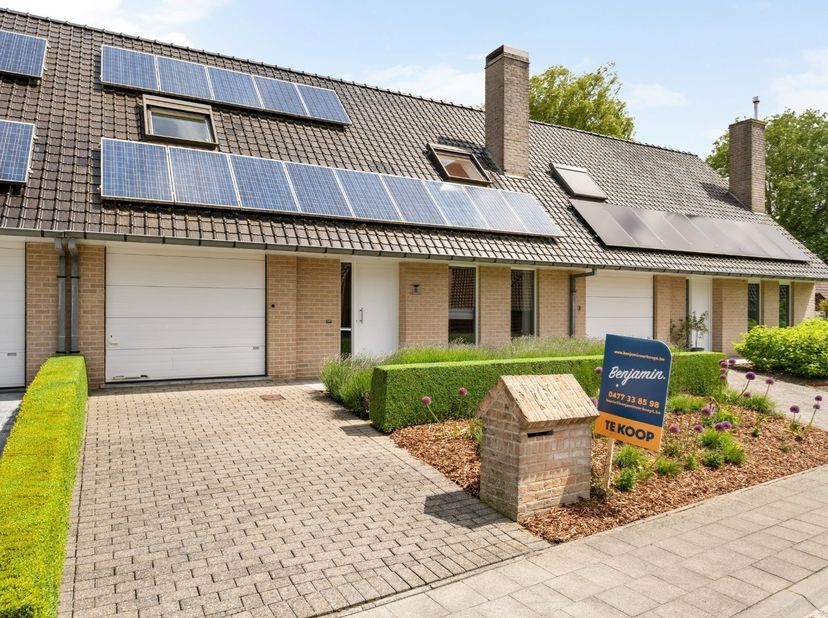 - Ideale ligging in Poperinge: L. Van Merrisstraat 6<br />
- Uitstekend EPC: 178 kWh/m²/jaar, label B<br />
- Lichtrijke leefruimte met zicht op de tu