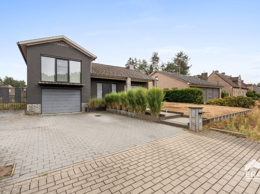 Bent u op zoek naar een woning met potentieel die u nog volledig naar eigen smaak kunt afwerken? Deze woning in Veerle-Heide biedt een mooie basis met