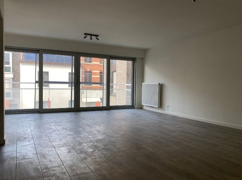 Appartement met 3 slaapkamers, midden in het centrum van Beringen, lift in het gebouwOmvat: grote leefruimte, ingerichte keuken, badkamer, 3 slaapkame
