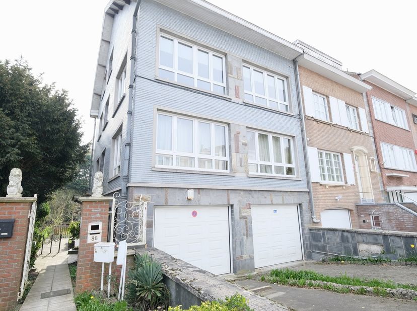 MOLENBEEK-SINT-JANS - REF: 7753748<br />
<br />
Gelegen in een rustige en groene straat biedt dit prachtige appartement een aangename woonomgeving in