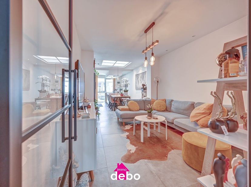 Instapklare stadswoning met tuin én sterke energie-extra’s<br />
In de Pluimstraat 136 in Kortrijk vind je deze verzorgde en instapklare woning met he