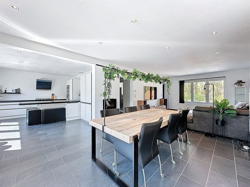 Instapklare ruime woning met 5 slaapkamers en praktijkruimte/hobbyruimte<br />
BEZOEK  te reserveren sms 0499 10 20 86<br />
In deze woning heb je een
