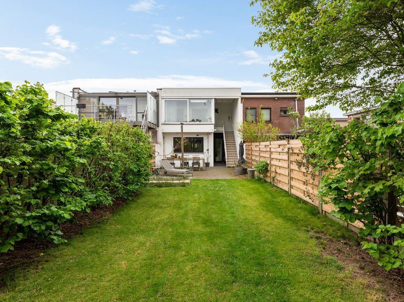 Karaktervolle woning (151m²) voorzien van twee slaapkamers en bureau met aangelegde tuin op een perceel van 283m² nabij Fort 5<br />
Ligging Deze cha