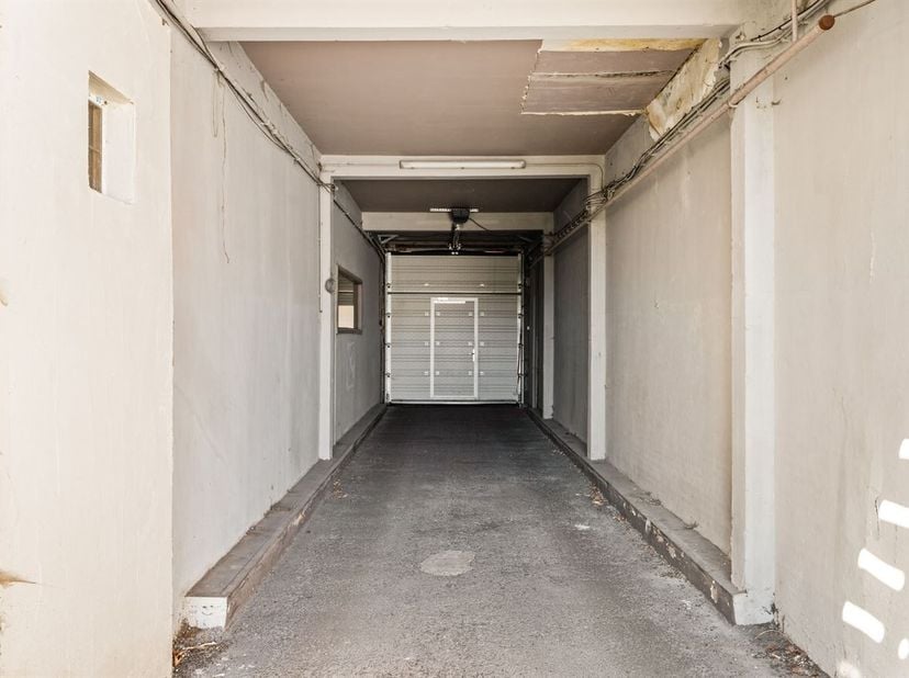 Op de Sterckshoflei in Deurne vind je 4 grote opslagruimtes, 1 kantoorruimte en parkingmogelijkheden op een terrein van 567 m² (geregistreerde oppervl