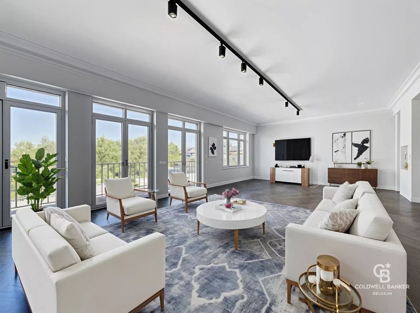 Très bel appartement de +-167m² avec des finitions de haute qualité et rénové en 2018 situé au 3ème étage s/9 dun immeuble de standing.<br />
Ce logem