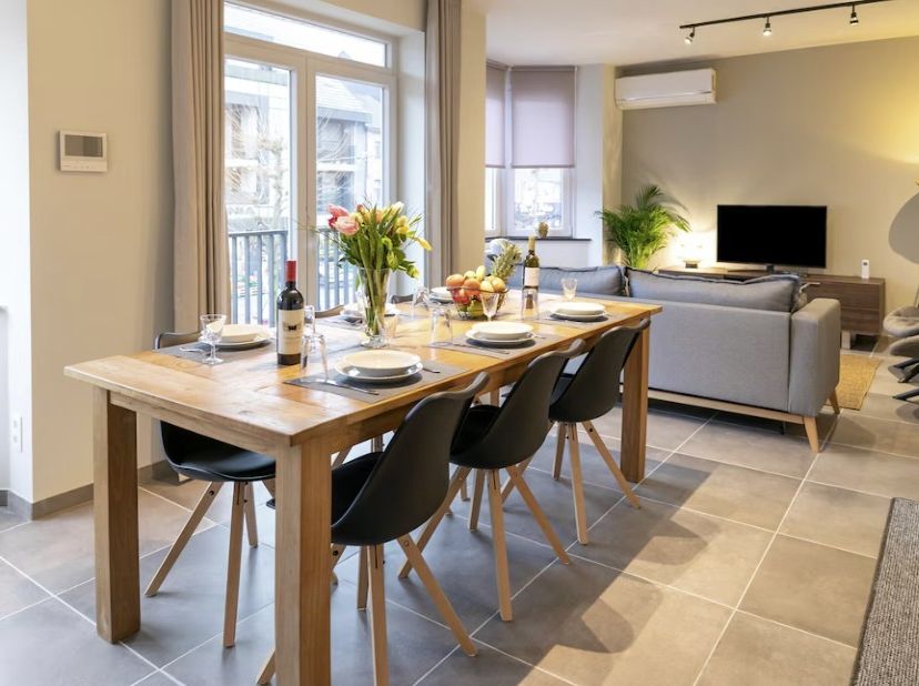 Bent u op zoek naar een modern appartement te huur in Maasmechelen? Dit stijlvolle duplex appartement aan de Pauwengraaf 30 bus 2 combineert ruimte, c