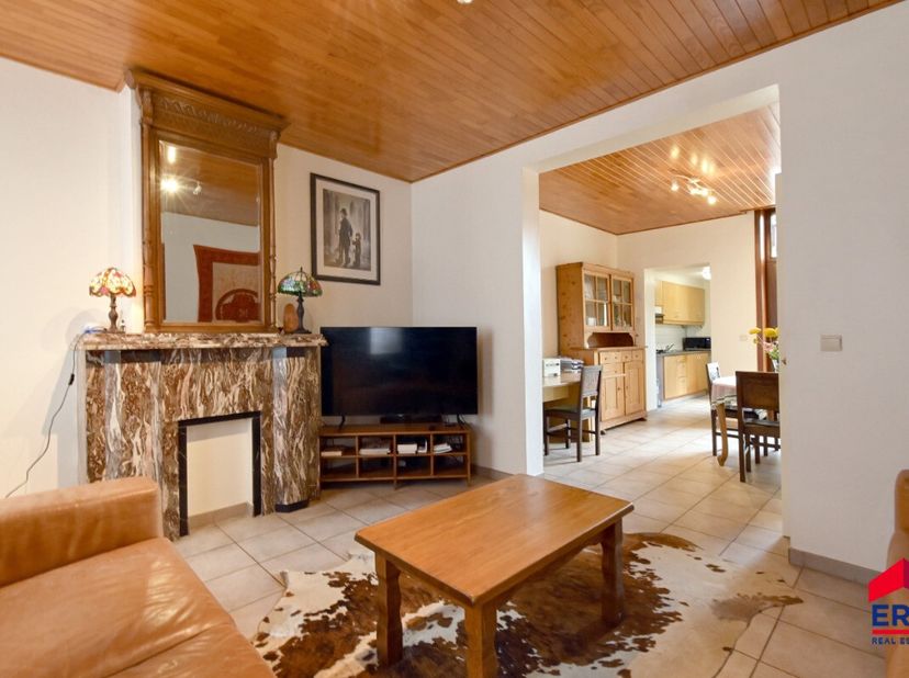 Charmante woning in het hart van Eeklo Bent u op zoek naar een gezellige, instapklare woonst op een toplocatie? Dan is deze charmante woning in het ce