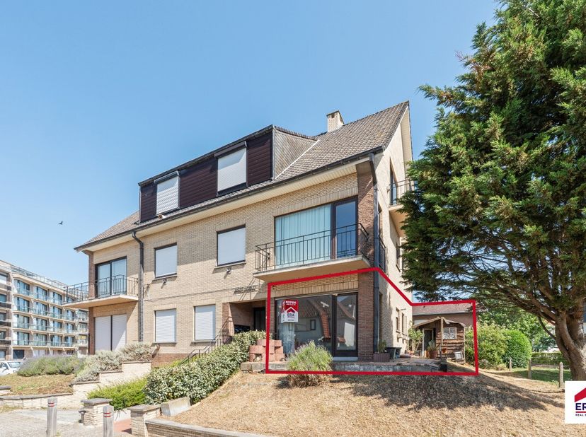 Te koop: te renoveren appartement in Koksijde, rustig gelegen in de Uilenspiegelstraat, met een zongerichte tuin van 80 m². Dit appartement (bouwjaar