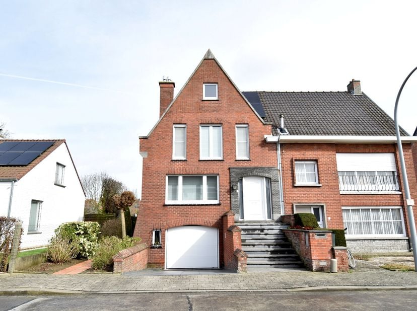 Deze woning combineert een statige architectuur met een warme, huiselijke sfeer en is gelegen in een rustige buurt, wat zorgt voor een bijzonder aange