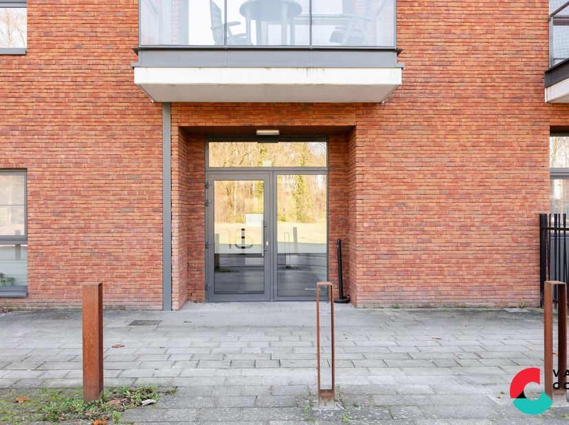 Ben je op zoek naar een serviceflat met alle nodige faciliteiten binnen handbereik? Dan is deze flat omgeven door de groene binnentuin precies wat je