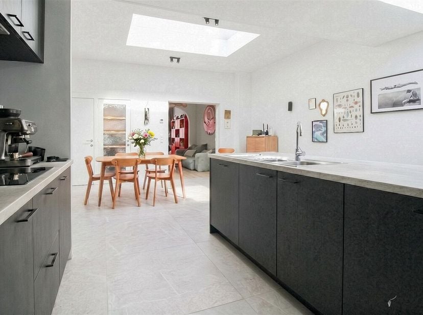 Deze gerenoveerde, gunstig gelegen woning te Lier, combineert hedendaags wooncomfort met authentieke charme. De woning werd grondig vernieuwd in 2022-