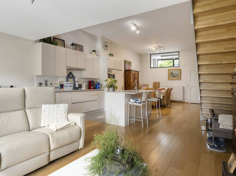 Op zoek naar een woning die net dat tikkeltje anders is? Deze goed onderhouden en instapklare loftwoning in Residentie Aloysius (Wilgenstraat 105B, Ro