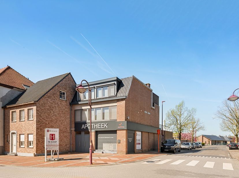 Op een uitstekende hoeklocatie in het hart van Nevele bevindt zich dit veelzijdige en karaktervolle pand dat wonen en werken naadloos combineert. Dank