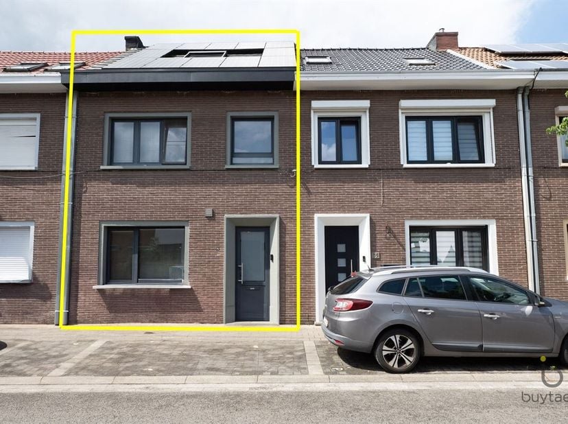 INSTAPKLARE RIJWONING MET DRIE SLAAPKAMERS EN GEZELLIGE TUIN!<br />
Ontdek deze energiezuinige familie woning, niet ver van het centrum en dicht bij d
