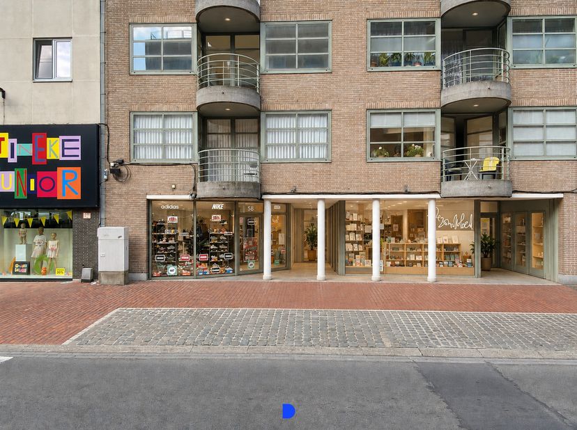 Interessant handelspand te koop op een toplocatie in het centrum van Roeselare, op wandelafstand van De Munt en de Grote Markt.<br />
<br />
Het pand