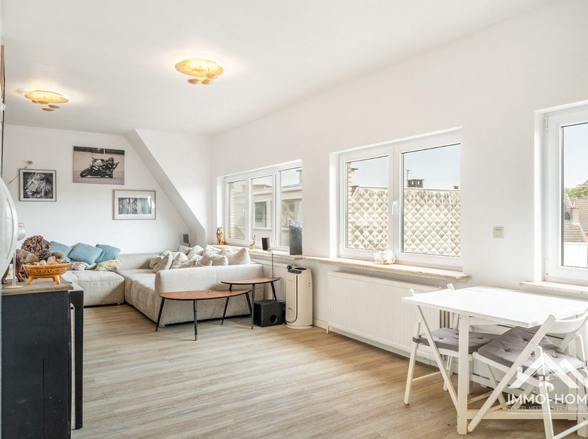 Dit mooie lichtrijke appartement is gelegen op de derde (bovenste) verdieping van het complex, en is te bereiken via zowel lift als trap. Je komt zo i