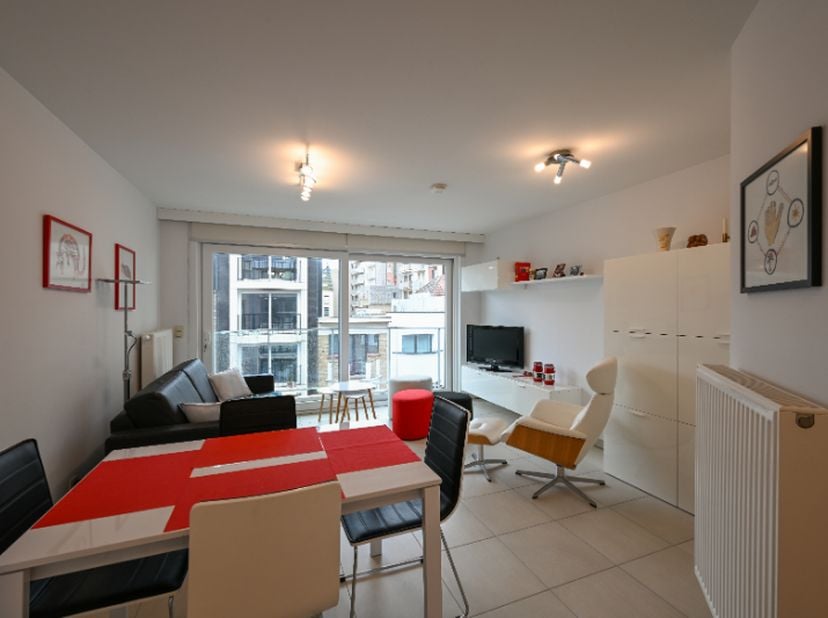 Gelegen op de derde verdieping van een moderne residentie in een zijstraat van de zeedijk, verwelkomt dit stijlvolle appartement u met een combinatie